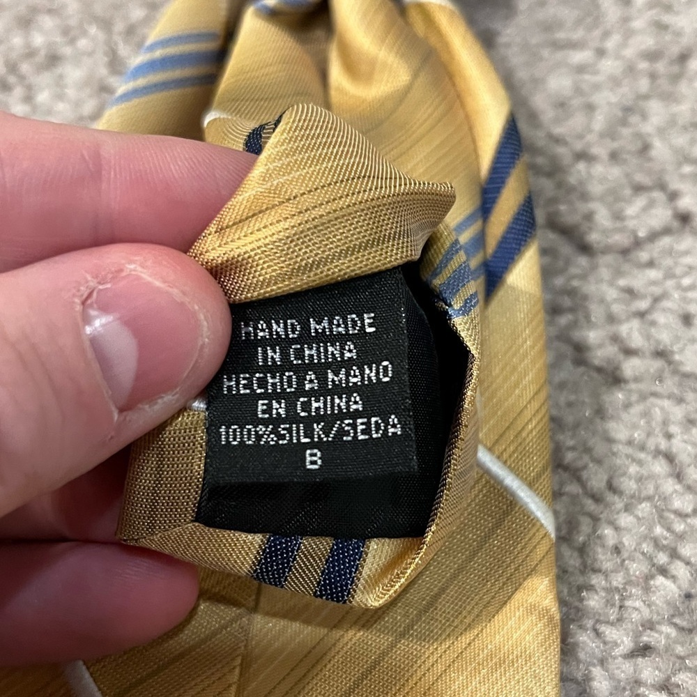 Van Heusen 100% Silk Plaid Tie - Picture 6 of 7